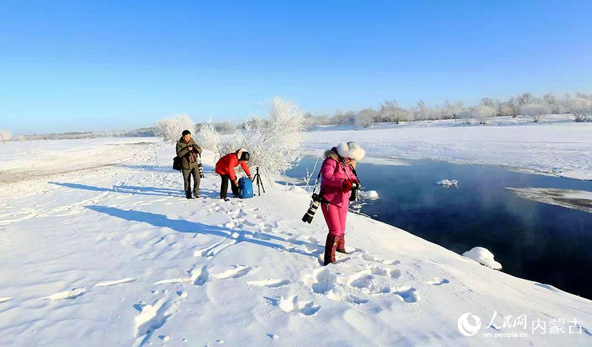 攝影愛好者慕名而來,拍下最美的冬天。蔣希武攝