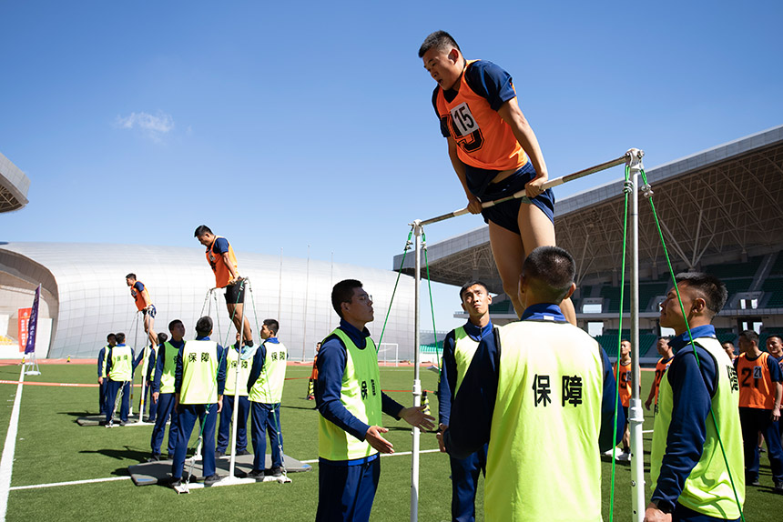 單杠卷身上