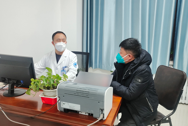 患者在醫(yī)院描述病情并由醫(yī)生開具電子處方。