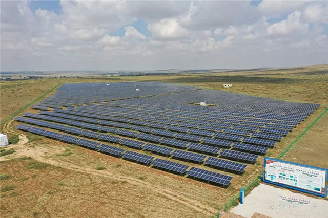 蘇力德蘇木陶爾廟嘎查10MW光伏發(fā)電項(xiàng)目帶動(dòng)周邊嘎查集體經(jīng)濟(jì)增收。烏審旗委組織部供圖