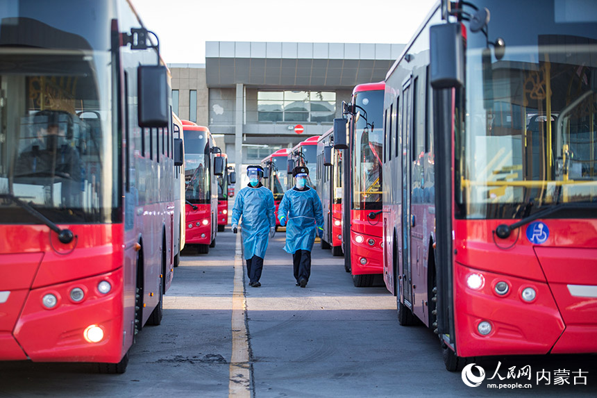 二連出入境邊防檢查站執(zhí)勤民警對(duì)出境公交車進(jìn)行車體檢查。胡富國(guó)攝