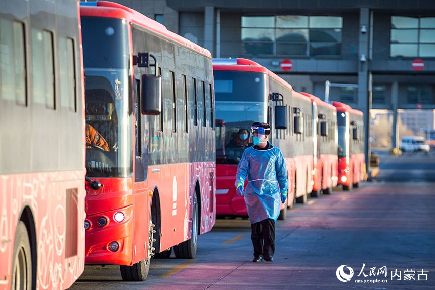 二連出入境邊防檢查站執(zhí)勤民警對出境公交車進行車體檢查。胡富國攝