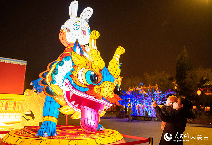 1月18日晚，呼和浩特市玉泉區(qū)塞上老街歷史文化街區(qū)，小朋友在家長(zhǎng)陪同下觀賞“玉兔”花燈。丁根厚攝