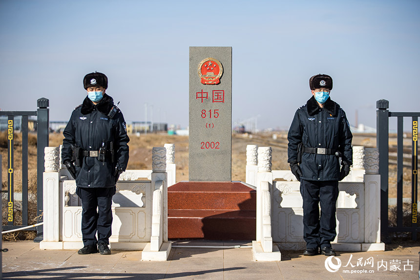 二連出入境邊防檢查站民警在中蒙邊境一線執(zhí)勤。郭鵬杰攝