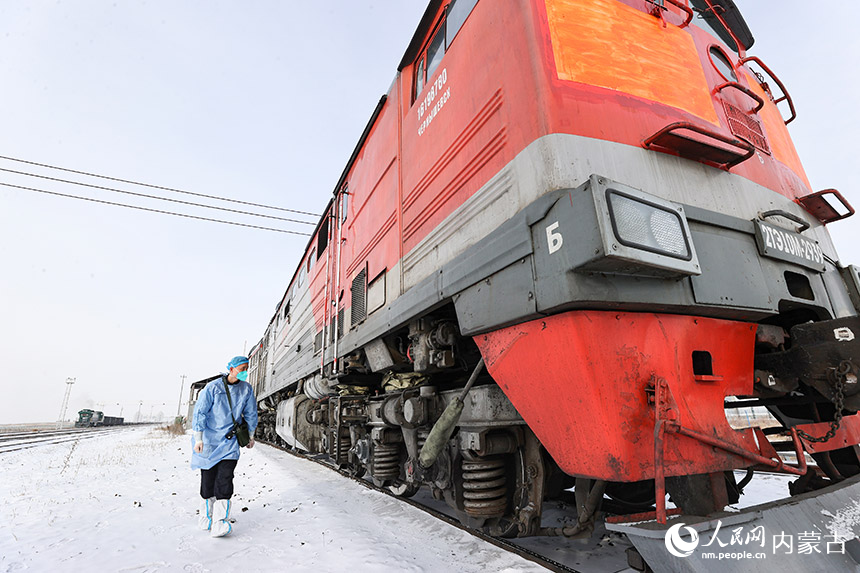 滿洲里邊檢站民警對(duì)入境貨運(yùn)列車進(jìn)行車體檢查。盧兵兵攝