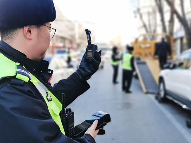 呼和浩特市賽罕區(qū)交管二中隊(duì)嚴(yán)查違停車輛。人民網(wǎng) 李睿攝