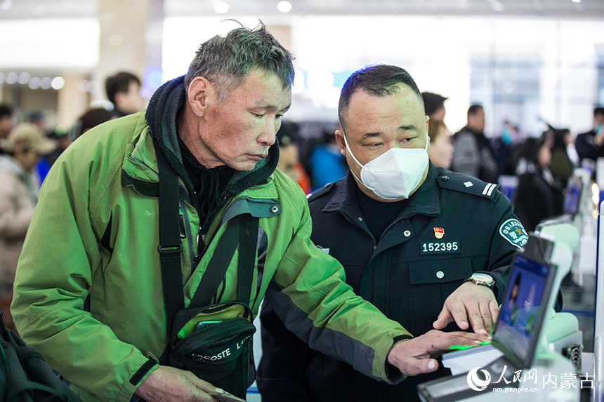 二連出入境邊防檢查站執(zhí)勤民警為旅客辦理通關(guān)手續(xù)。郭鵬杰攝