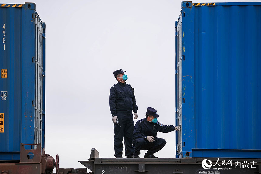 二連出入境邊防檢查站移民管理警察對出境中歐班列進(jìn)行車體檢查。郭鵬杰攝