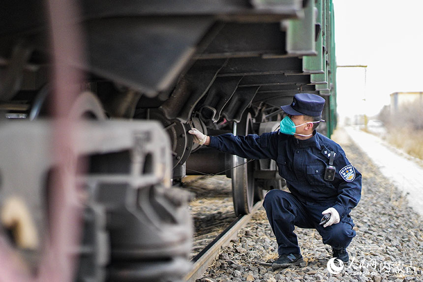 二連出入境邊防檢查站移民管理警察對出境中歐班列進行車體檢查。郭鵬杰攝