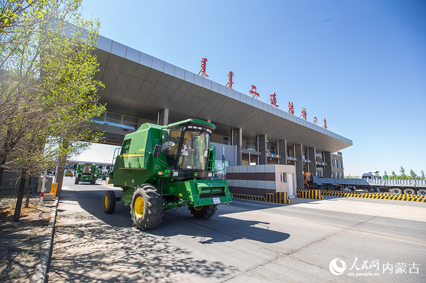 出口至蒙古國的商品車輛從二連浩特公路口岸貨運(yùn)通道快速通關(guān)。郭鵬杰攝