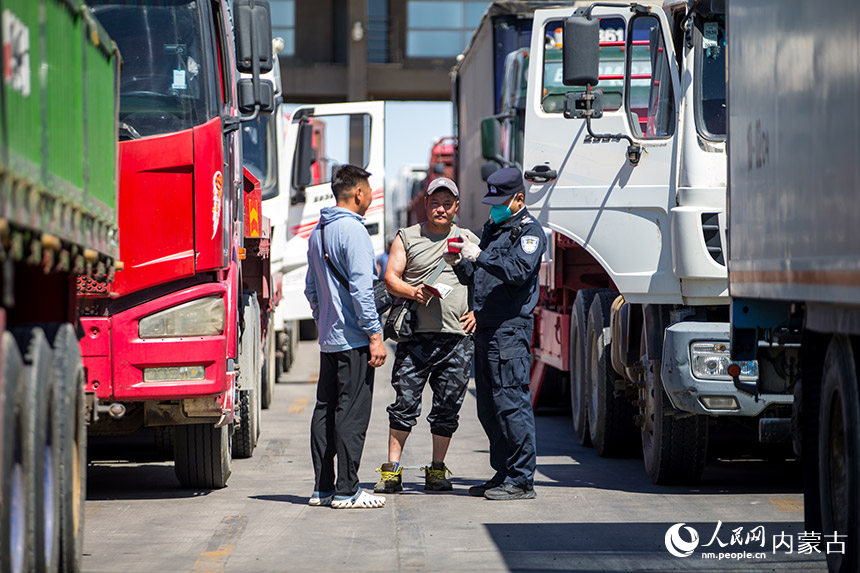 二連出入境邊防檢查站執(zhí)勤民警查驗(yàn)貨車司機(jī)通關(guān)證件。郭鵬杰攝