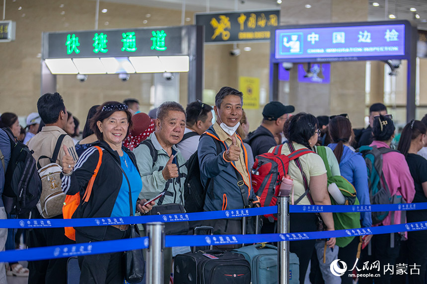入境外籍旅客為移民管理警察的高效服務(wù)點(diǎn)贊。楊金燁攝