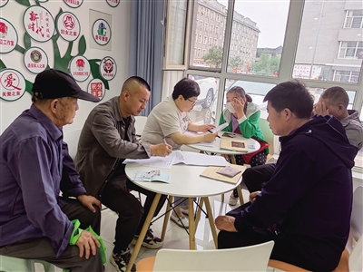 阿拉善盟民政工作人員進(jìn)社區(qū)開展低保復(fù)核工作。