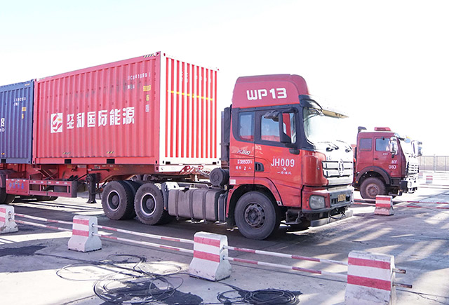 等待通關(guān)的車輛。張偉攝