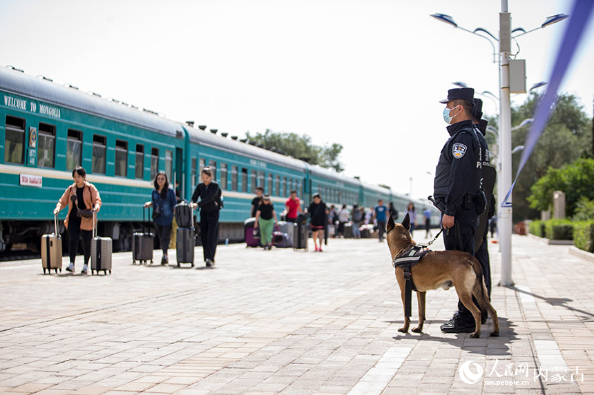 二連出入境邊防檢查站執(zhí)勤民警對(duì)國(guó)際旅客列車進(jìn)行車體監(jiān)護(hù)。郭鵬杰攝