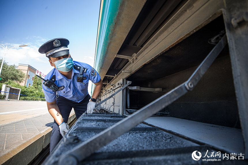 二連出入境邊防檢查站執(zhí)勤民警對國際旅客列車進(jìn)行車體檢查。郭鵬杰攝
