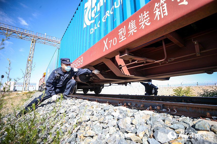 二連出入境邊防檢查站執(zhí)勤民警對(duì)中歐班列進(jìn)行車體檢查。郭鵬杰攝