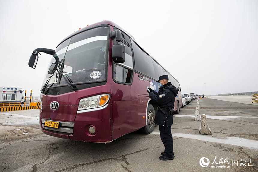 二連出入境邊防檢查站民警為車輛辦理通關手續(xù)。郭鵬杰攝
