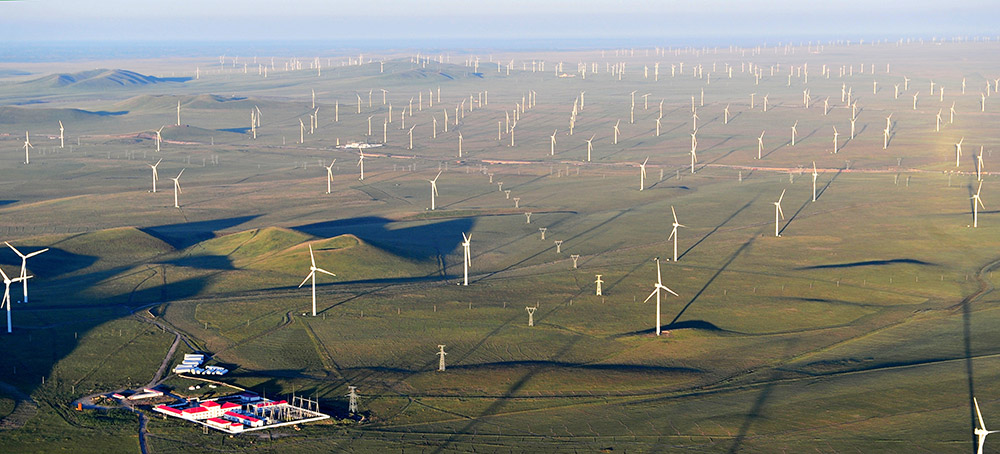 鋪滿遼闊草原的錫林郭勒盟灰騰梁風(fēng)電機(jī)群