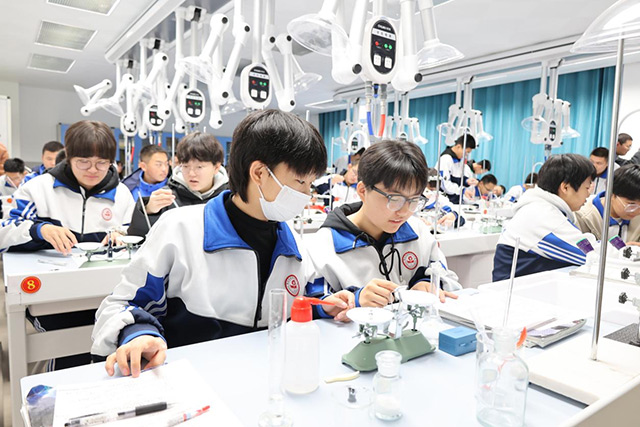 鄂托克前旗高級中學(xué)學(xué)生正在上化學(xué)實驗課