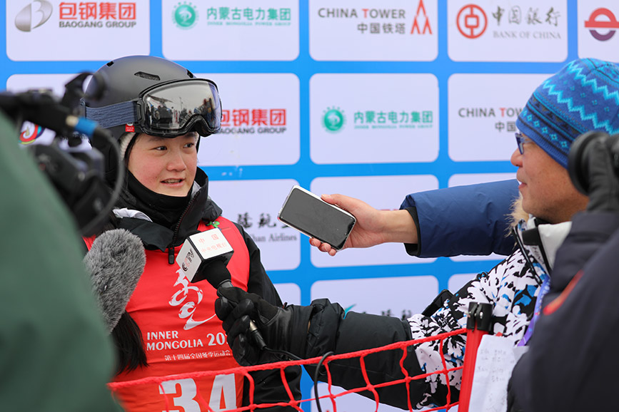 2月18日，河南選手郝麗赟在自由式滑雪公開組女子雪上技巧比賽后接受采訪。韓冷攝