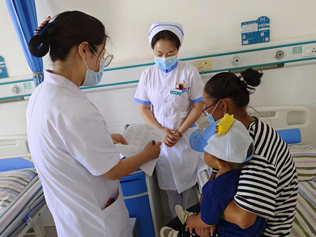 護士為患者進行出院床旁結(jié)算，并介紹醫(yī)保政策。