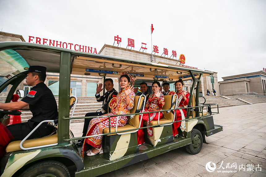 新人們在電瓶車上演繹浪漫婚禮。郭鵬杰攝