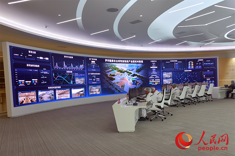 液態(tài)奶全球智造標(biāo)桿基地的智控中心。人民網(wǎng)記者趙夢月攝