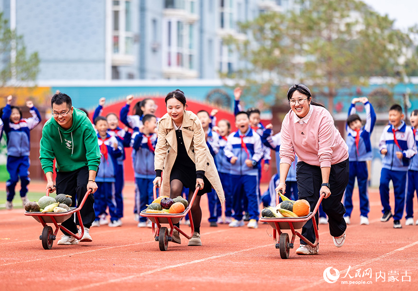 呼和浩特市玉泉區(qū)通順街小學(xué)青年教師在進(jìn)行秋收作物運(yùn)輸比賽。丁根厚攝