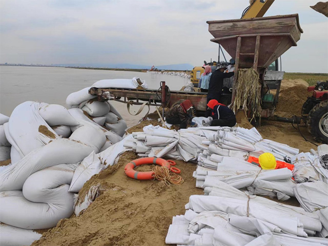 達(dá)拉特旗險(xiǎn)工段落應(yīng)急搶險(xiǎn)。鄂爾多斯市水利局供圖