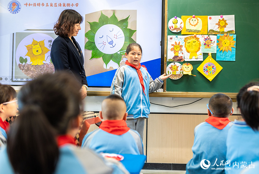 呼和浩特市玉泉區(qū)清泉街小學(xué)學(xué)生在和伙伴們分享手工作品的創(chuàng)作思路。丁根厚攝