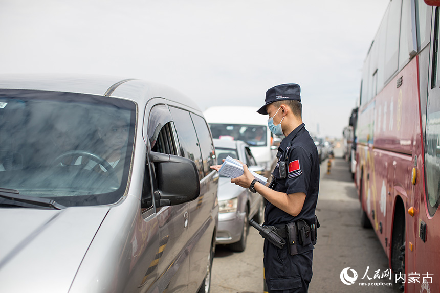 2024年7月3日，二連出入境邊防檢查站移民管理警察為車輛辦理通關(guān)手續(xù)。郭鵬杰攝