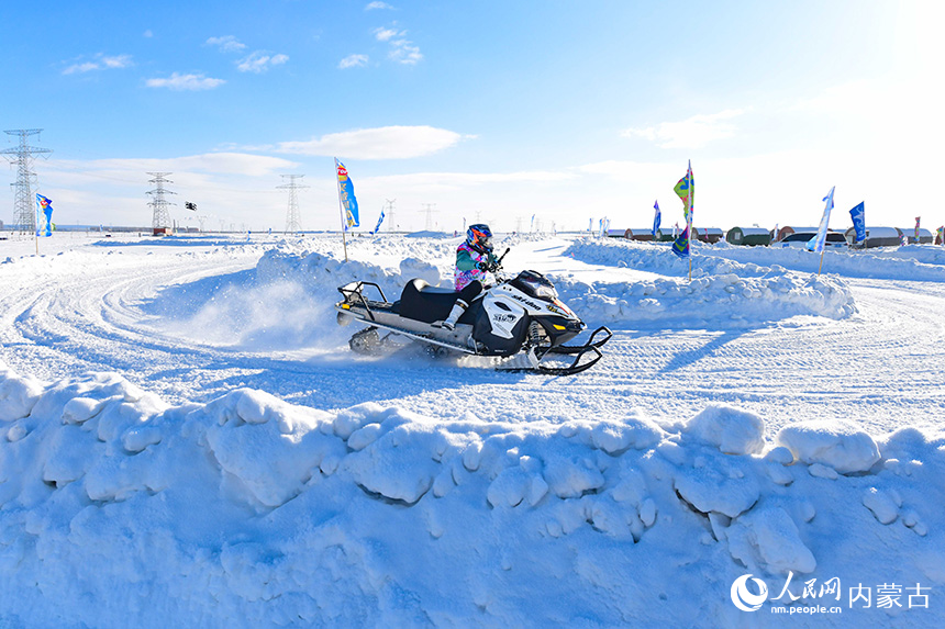 參賽選手在雪地摩托越野場(chǎng)地大獎(jiǎng)賽比賽中。王正攝
