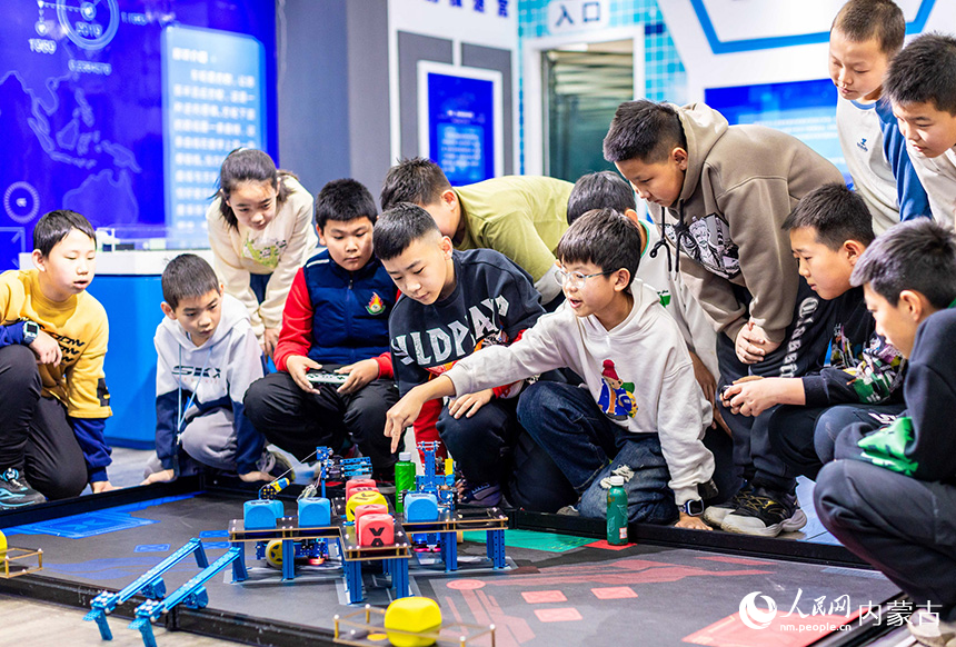 孩子們在呼和浩特市玉泉區(qū)青少年宮學(xué)習(xí)調(diào)試編程機(jī)器人。丁根厚攝
