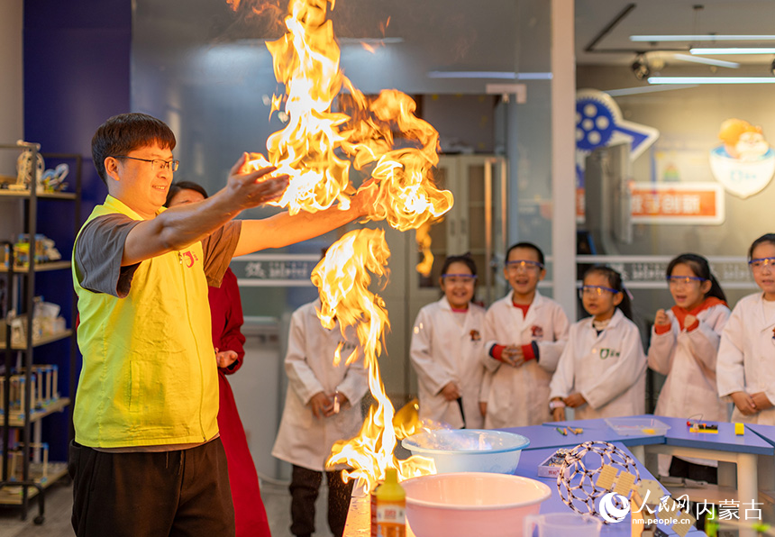 孩子們在呼和浩特市玉泉區(qū)青少年宮科學課上體驗科學秀項目。丁根厚攝