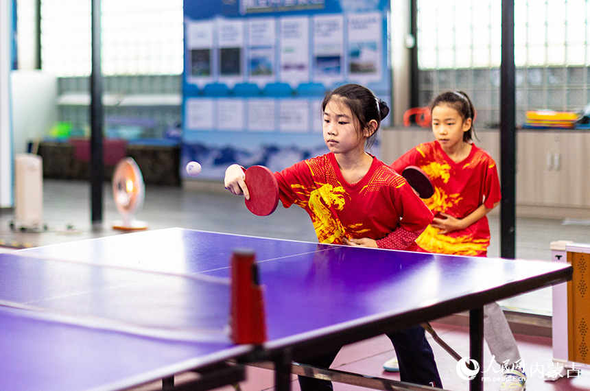 孩子們?cè)诤艉秃铺厥杏袢獏^(qū)青少年宮進(jìn)行乒乓球基礎(chǔ)練習(xí)。丁根厚攝