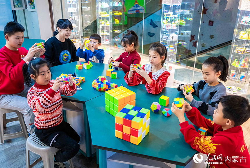 孩子們?cè)诤艉秃铺厥杏袢獏^(qū)青少年宮進(jìn)行魔方練習(xí)。丁根厚攝