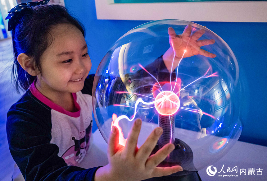 孩子們在呼和浩特市玉泉區(qū)青少年宮科普課上體驗(yàn)科普展品。丁根厚攝