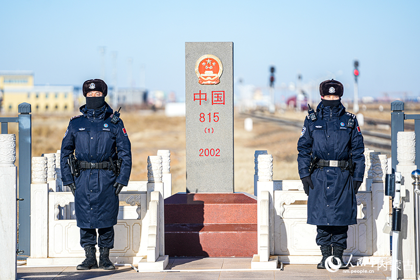 二連出入境邊防檢查站移民管理警察在界碑前站崗執(zhí)勤。楊金燁攝