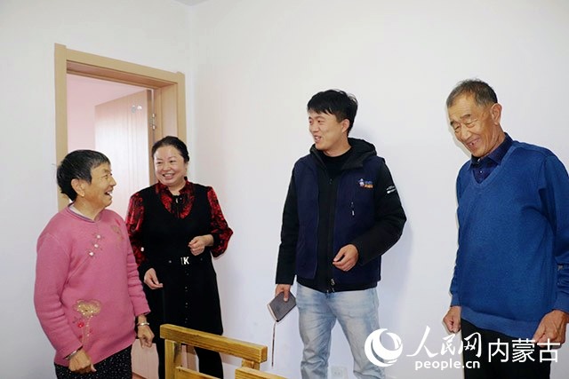 悅和社區(qū)“聯(lián)戶長(zhǎng)”協(xié)同單元長(zhǎng)入戶走訪。受訪者供圖