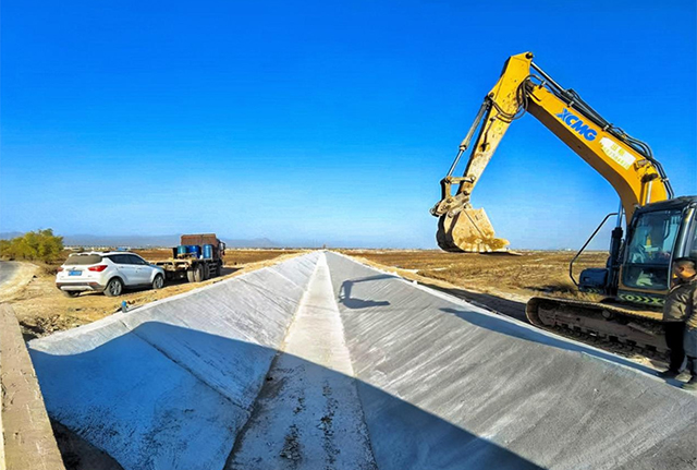 達(dá)拉特旗揚水灌區(qū)王愛召灌域解放營子干渠維修改造項目施工現(xiàn)場。耿威攝