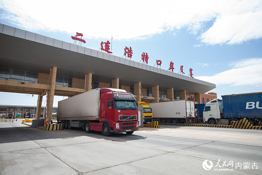 果蔬車輛通過邊防檢查后駛往蒙古國。郭鵬杰攝