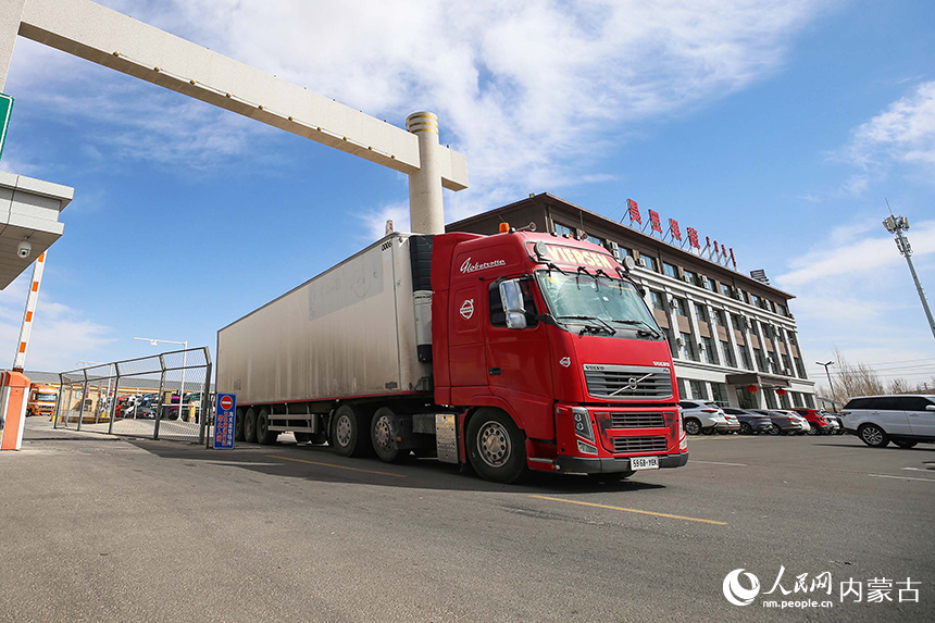 一輛滿載果蔬的車輛駛出物流園區(qū)。郭鵬杰攝