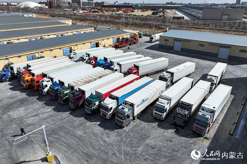 園區(qū)內(nèi)等待出境的果蔬車輛。郭鵬杰攝