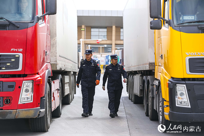 二連出入境邊防檢查站移民管理警察對出境果蔬車輛進行車體檢查。郭鵬杰攝