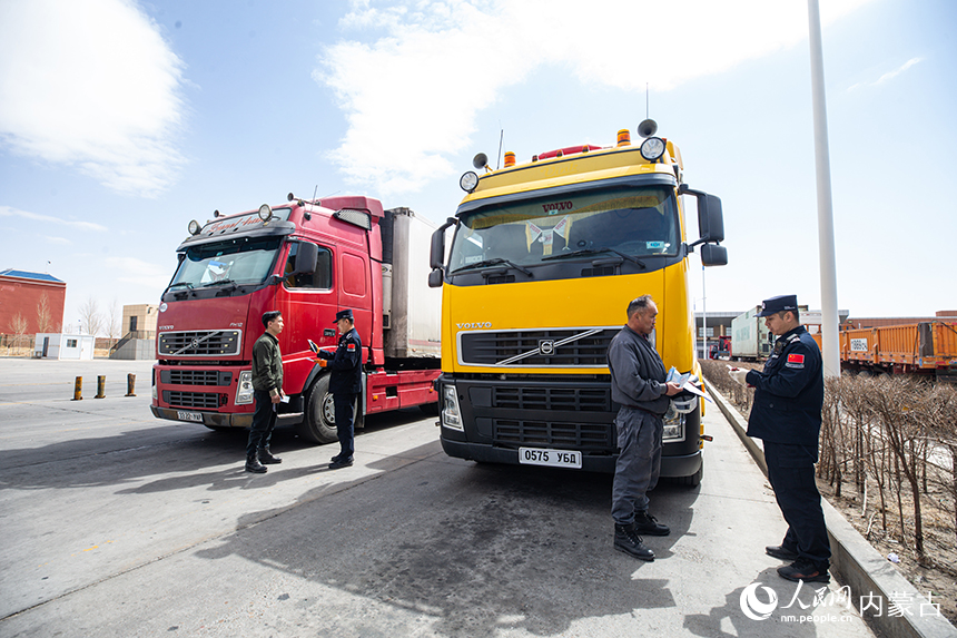 二連出入境邊防檢查站移民管理警察快速驗放出境果蔬車輛。郭鵬杰攝