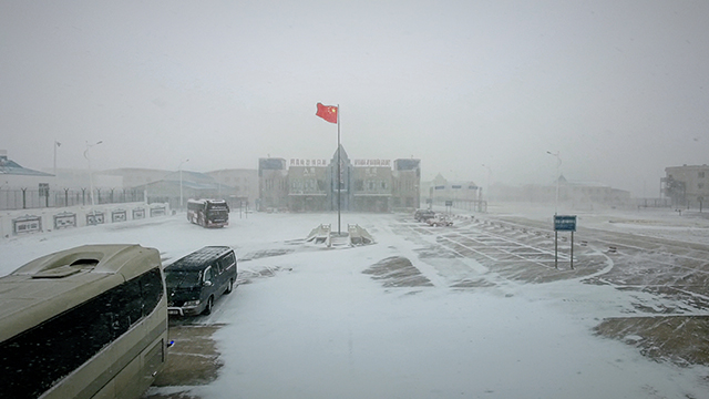阿日哈沙特口岸收白毛風(fēng)影響，能見度極低。