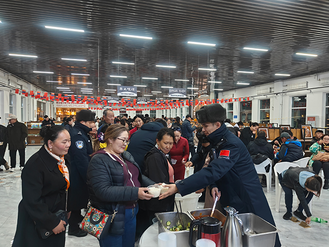 阿日哈沙特邊檢站民警為受困旅客提供餐食。