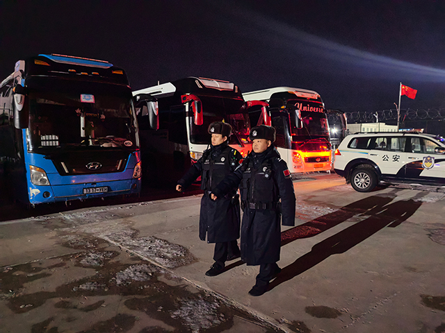 阿日哈沙特邊檢站夜間巡邏保障。