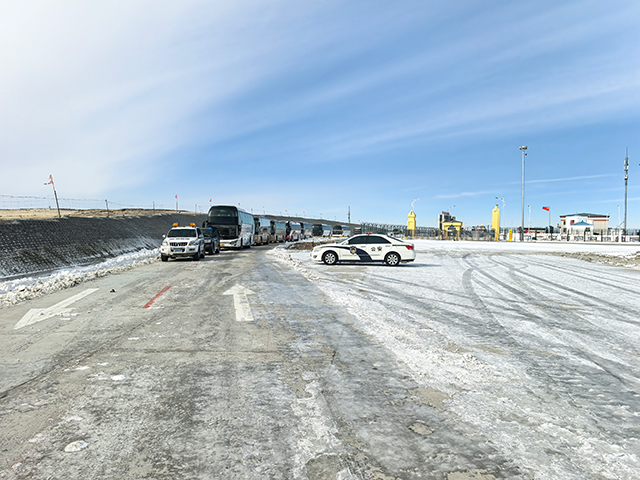 4月12日，8時(shí)50分在當(dāng)?shù)毓步煌ǖ牟块T引導(dǎo)下，滯留車輛有序離開口岸。